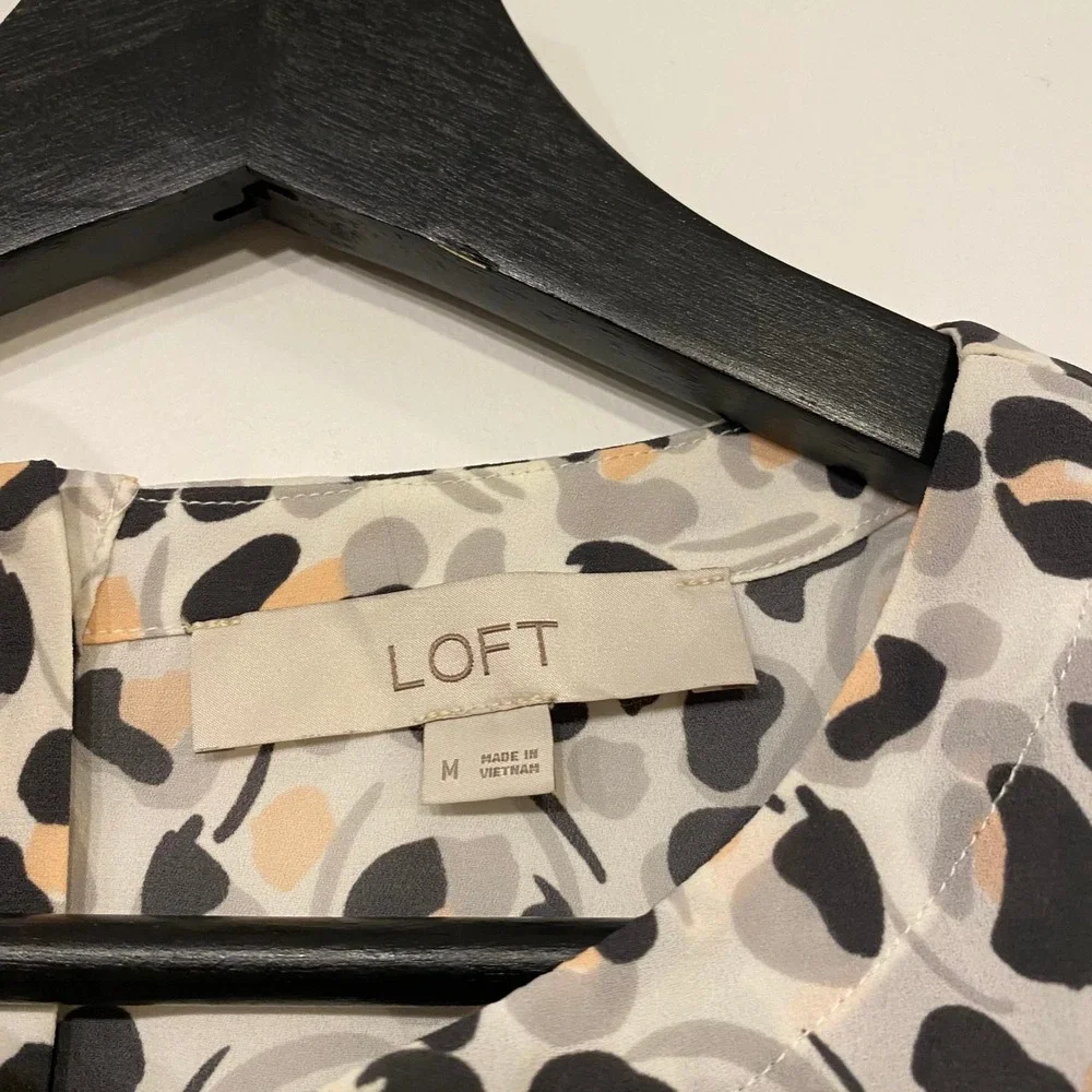 LOFT Womens Leopard Print Short Sleeve Button Back Blouse Grey Peach Medium